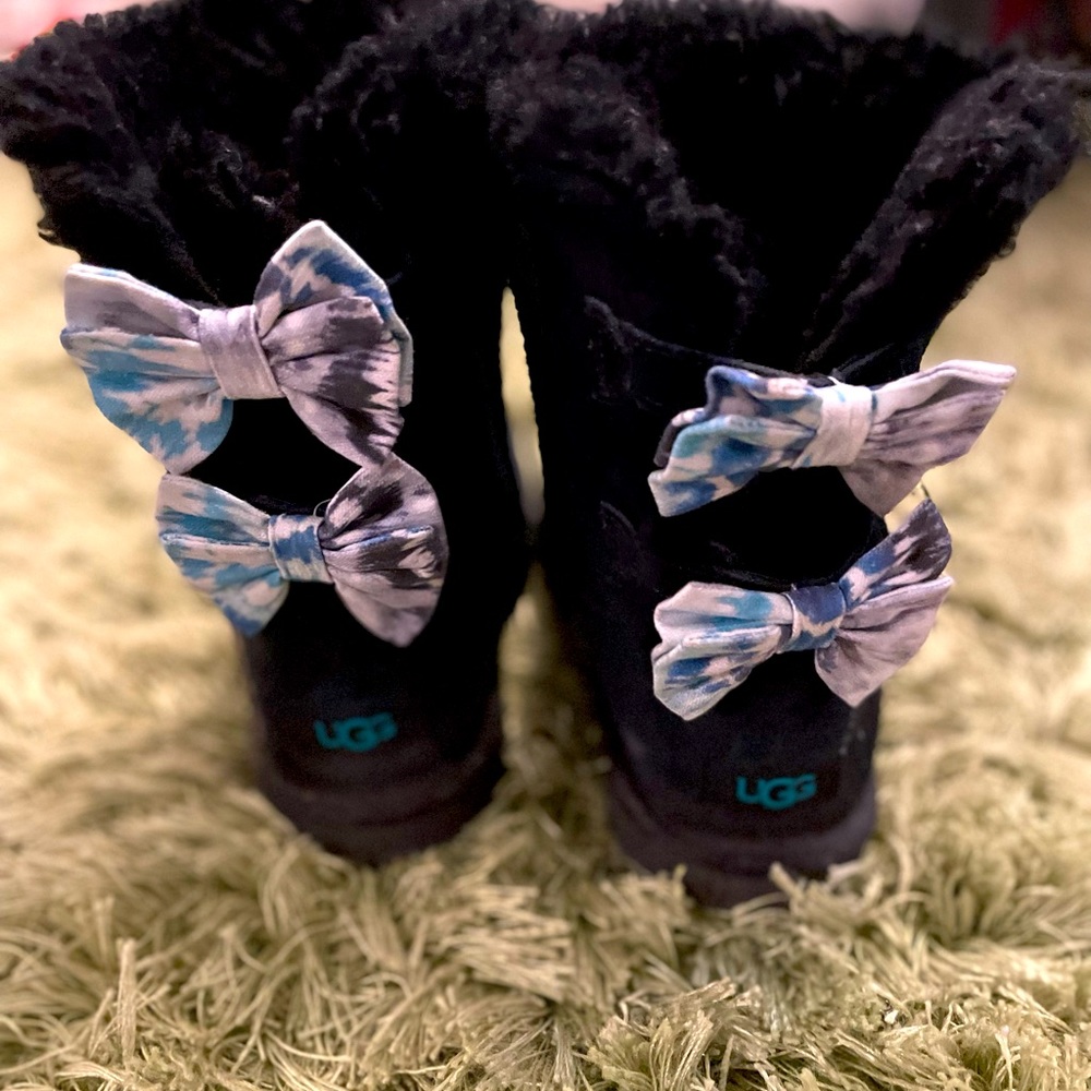 Ugh Classic Bow 🎀 Size 4